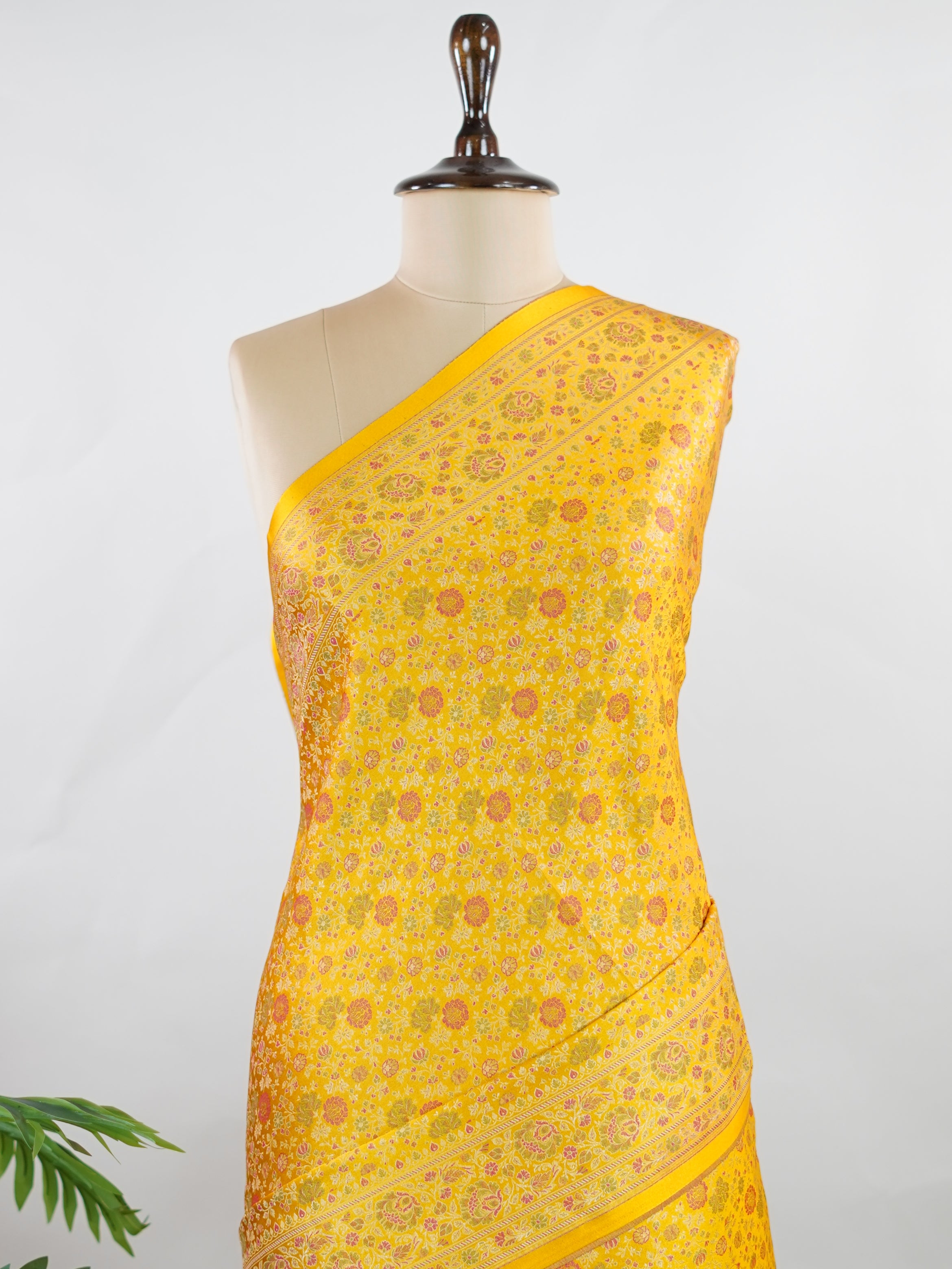 Katan Woven in Varanasi, this semi Mushru saree features the distinctive texture of iktara weave, blending subtle sheen with artisanal charm. Lightweight yet rich in detail, it offers effortless elegance for both traditional events and contemporary celebrations.
#SemiMushru #IktaraWeave #VaranasiSaree #TexturedElegance #HandloomTradition #Manoranjitham #ManoranjithamStyle Ahalya - Manoranjitham Weaves - Handloom Store