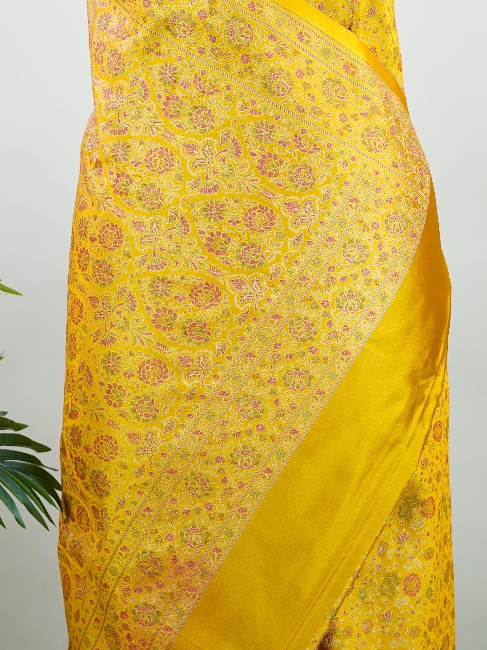 Katan Woven in Varanasi, this semi Mushru saree features the distinctive texture of iktara weave, blending subtle sheen with artisanal charm. Lightweight yet rich in detail, it offers effortless elegance for both traditional events and contemporary celebrations.
#SemiMushru #IktaraWeave #VaranasiSaree #TexturedElegance #HandloomTradition #Manoranjitham #ManoranjithamStyle Ahalya - Manoranjitham Weaves - Handloom Store