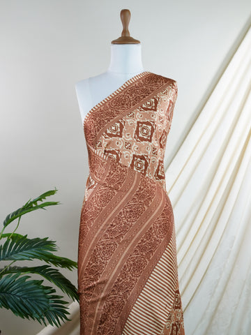 Satin Earthy brown and soft beige come together in this elegant Semi Mushru saree.
Its digital print adds subtle detail, keeping the look rooted yet refined.
Woven in Varanasi without zari, it offers a calm, contemporary feel.
Perfect for those who cherish quiet elegance.
#SemiMushru #BrownBeigeSaree #DigitalPrintWeaves #VaranasiCraft #ManoranjithamSarees Gayathri - Manoranjitham Weaves - Handloom Store