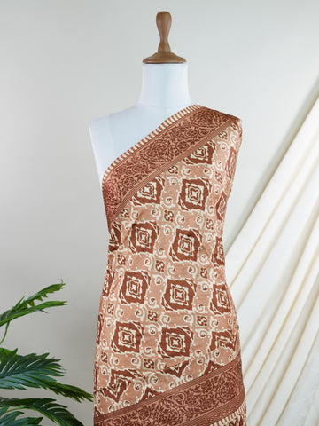 Satin Earthy brown and soft beige come together in this elegant Semi Mushru saree.
Its digital print adds subtle detail, keeping the look rooted yet refined.
Woven in Varanasi without zari, it offers a calm, contemporary feel.
Perfect for those who cherish quiet elegance.
#SemiMushru #BrownBeigeSaree #DigitalPrintWeaves #VaranasiCraft #ManoranjithamSarees Gayathri - Manoranjitham Weaves - Handloom Store