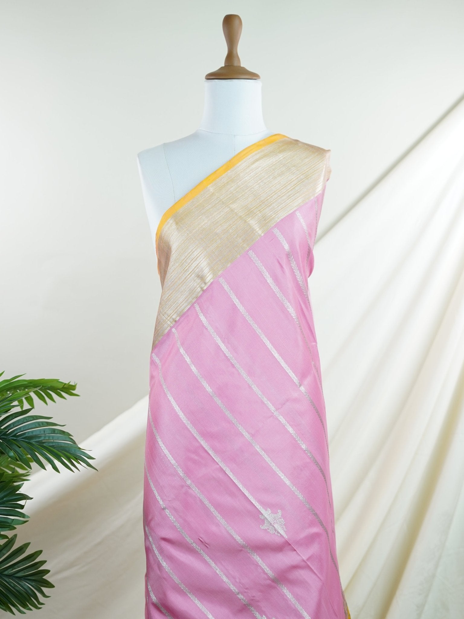 Venkatagiri Silk  100% Pure Silk  - Manoranjitham Weaves - Handloom Store