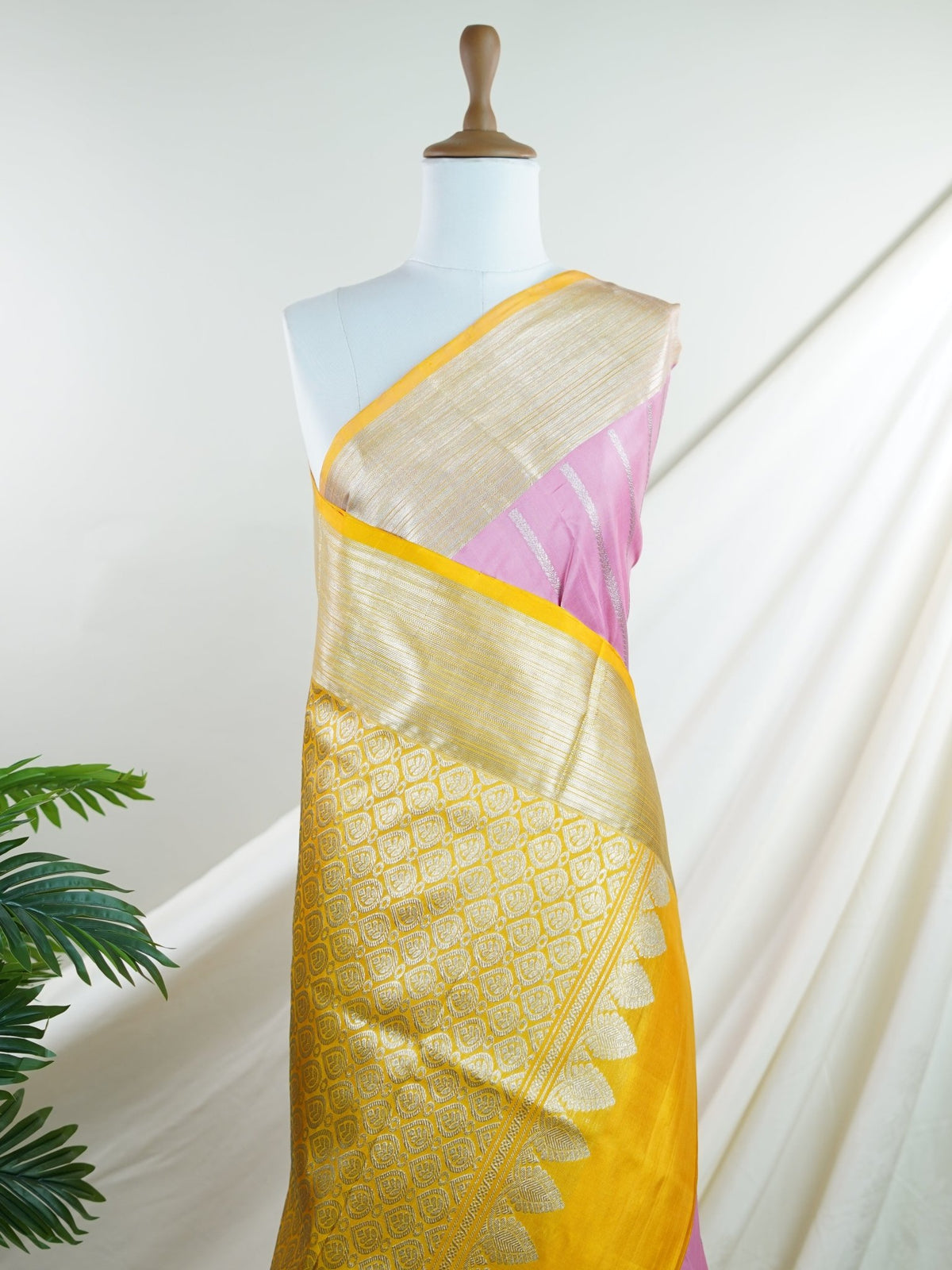 Venkatagiri Silk  100% Pure Silk  - Manoranjitham Weaves - Handloom Store