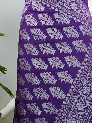 Katan Woven in Varanasi, this Katan semi silk saree features delicate buttis scattered across its smooth, lustrous body. The weave balances tradition and ease, offering the richness of silk with a lighter touch. A graceful choice for both festive mornings and elegant evenings. #KatanSilkSaree #VaranasiWeaves #ButtiBeauty #SemiSilkElegance #HandloomHeritage Akhila - Semi Silk Saree | Woven Buttas - Manoranjitham Weaves - Handloom Store