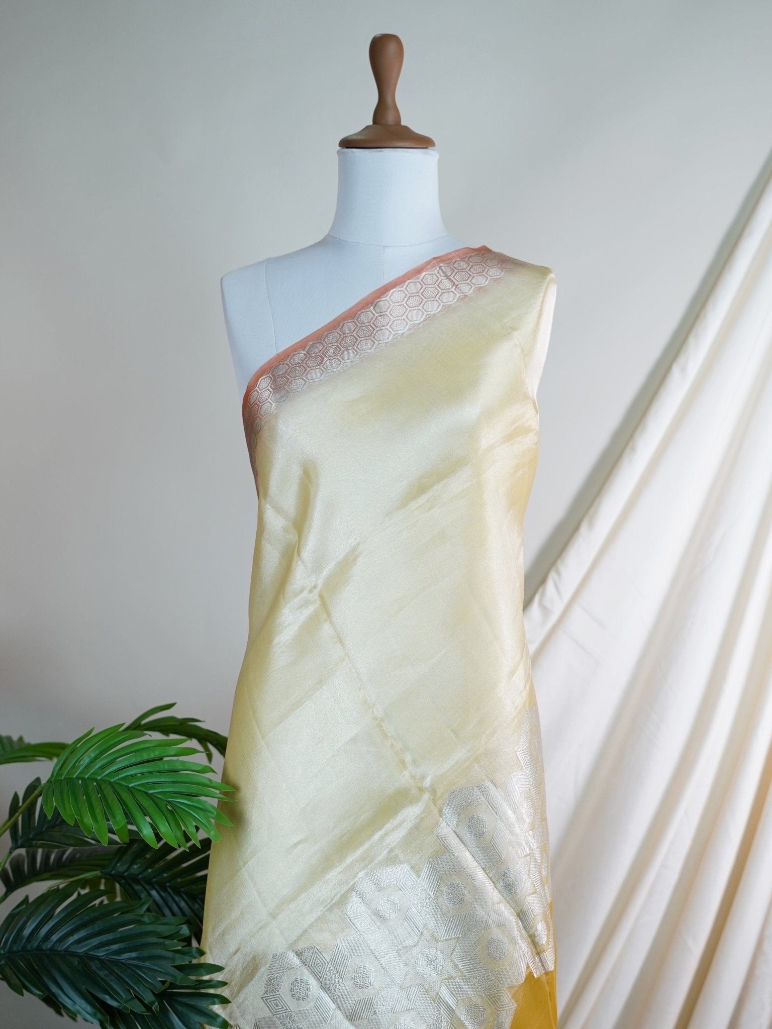 Tissue Gold 100% Pure Tissue - Manoranjitham Weaves - Handloom Store