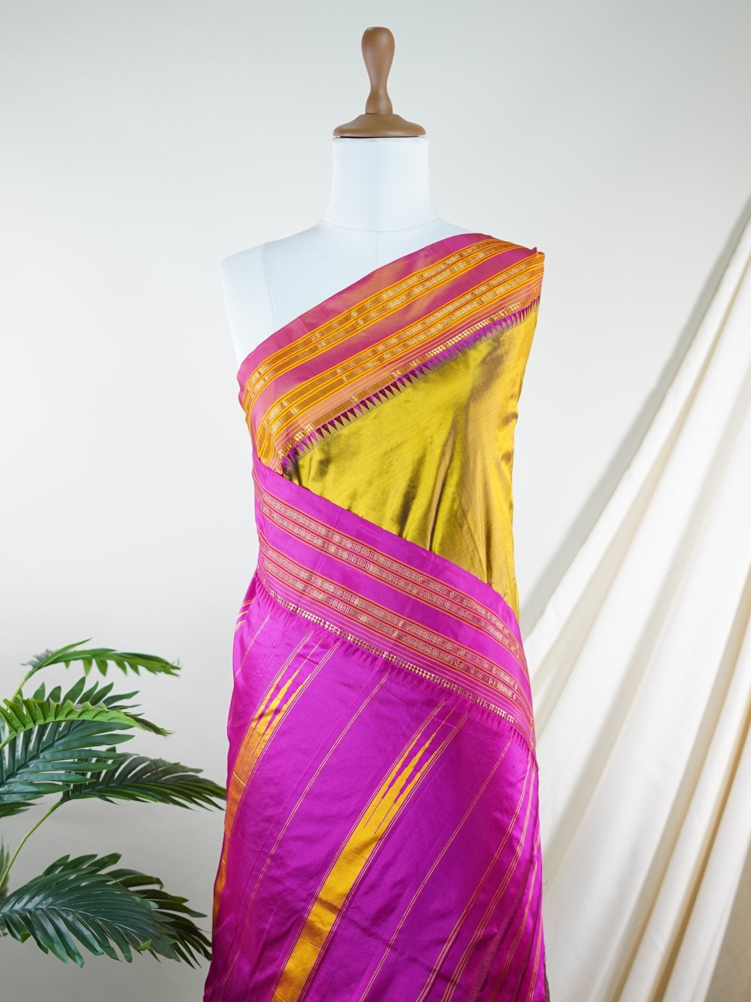 Narayanpet Olive Green 100% Pure Silk  - Manoranjitham Weaves - Handloom Store