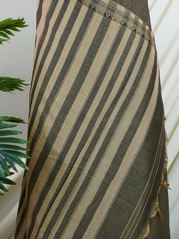 Narayanpet Narayanpet Cotton sarees are beloved for their soft feel, classic checks, and contrast borders. Handwoven to be breathable and elegant, they’re perfect for long days, warm weather, and soulful rituals. Tradition meets everyday comfort in these heritage cottons.

#Manoranjitham #NarayanpetCotton #HandloomCottons #EverydayElegance #WovenTradition #LightAndClassic #CottonSarees #SouthIndianWeaves #SoftDrapes #TimelessCottons #CheckeredCharm Mugdha - Handloom Cotton Saree | Classic Checks - Manoranji