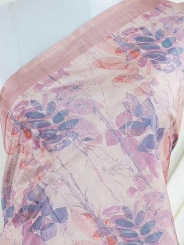 Tussars A delicate baby pink base kissed with blue digital prints—subtle yet striking.br
The semi tussar weave adds a soft sheen and graceful drape from Varanasi.br
Perfect for brunches, celebrations, or an effortlessly elegant day look.br
#TussarStyle #DigitalPrintSaree #VaranasiElegance

\ Vimala - Pink Semi Silk Saree | Digital Print - Manoranjitham Weaves - Handloom Store