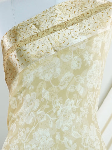 Satin This satin chiffon saree from Varanasi is a dreamy blend of fluid drape and floral elegance. The fabric’s soft sheen enhances the delicate floral motifs, making it a graceful choice for intimate gatherings and daytime celebrations. Effortless beauty, woven with charm.
#SatinChiffonSaree #FloralElegance #VaranasiWeaves #LightAsAir #GracefulDrapes #Manoranjitham #ManoranjithamStyle Rajyalakshmi - Manoranjitham Weaves - Handloom Store