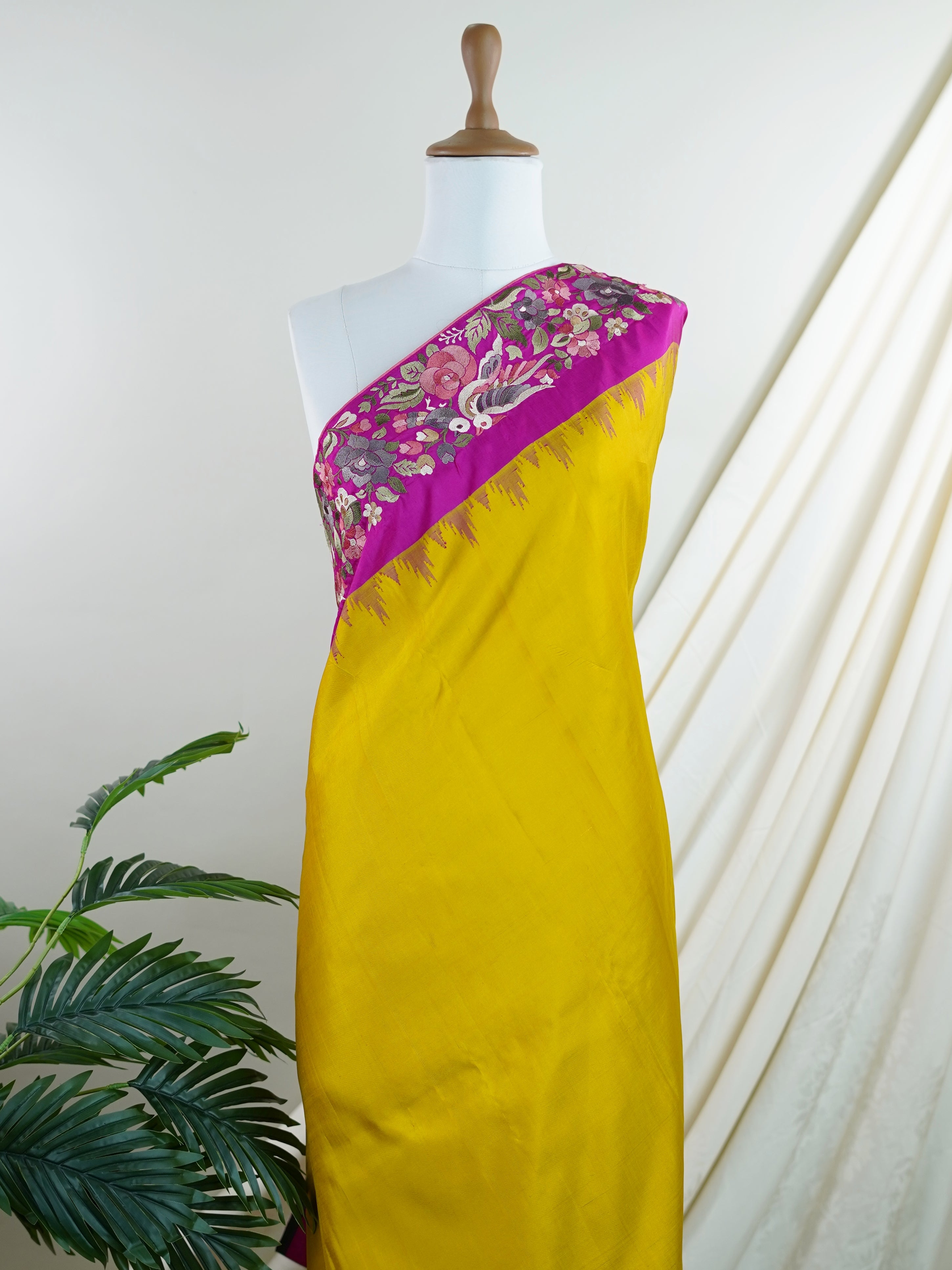 Gadwal Silk Yellow 100% Pure Silk  - Manoranjitham Weaves - Handloom Store