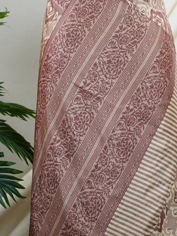 Satin In soothing salmon tones, this Semi Mushru saree offers a soft, graceful glow.
With no zari, the digital print takes center stage in delicate detail.
Lightweight and fluid, it's made for effortless everyday charm.
A quiet statement from the looms of Varanasi.
#SemiMushru #SalmonSaree #DigitalPrintWeaves #VaranasiTextiles #ManoranjithamSarees







 Bhargavi - Manoranjitham Weaves - Handloom Store