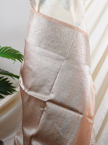 Venkatagiri Silk Woven in the heart of Andhra Pradesh, this Venkatagiri handloom saree is a symbol of regal elegance and heritage. Known for its soft texture and intricate craftsmanship, it drapes gracefully for weddings, pujas, and festive moments. Each thread carries tradition, making it a cherished piece of South Indian artistry. Lightweight yet luxurious — a true sree in every sense. Brindavanasaranga - Manoranjitham Weaves - Handloom Store