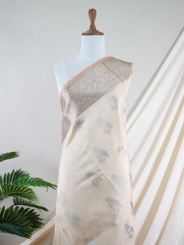 Venkatagiri Silk Woven in the heart of Andhra Pradesh, this Venkatagiri handloom saree is a symbol of regal elegance and heritage. Known for its soft texture and intricate craftsmanship, it drapes gracefully for weddings, pujas, and festive moments. Each thread carries tradition, making it a cherished piece of South Indian artistry. Lightweight yet luxurious — a true sree in every sense. Brindavanasaranga - Manoranjitham Weaves - Handloom Store