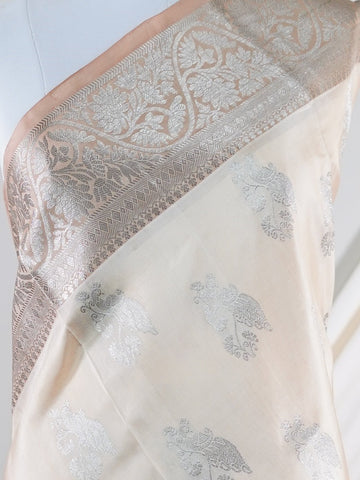 Venkatagiri Silk Woven in the heart of Andhra Pradesh, this Venkatagiri handloom saree is a symbol of regal elegance and heritage. Known for its soft texture and intricate craftsmanship, it drapes gracefully for weddings, pujas, and festive moments. Each thread carries tradition, making it a cherished piece of South Indian artistry. Lightweight yet luxurious — a true sree in every sense. Brindavanasaranga - Manoranjitham Weaves - Handloom Store