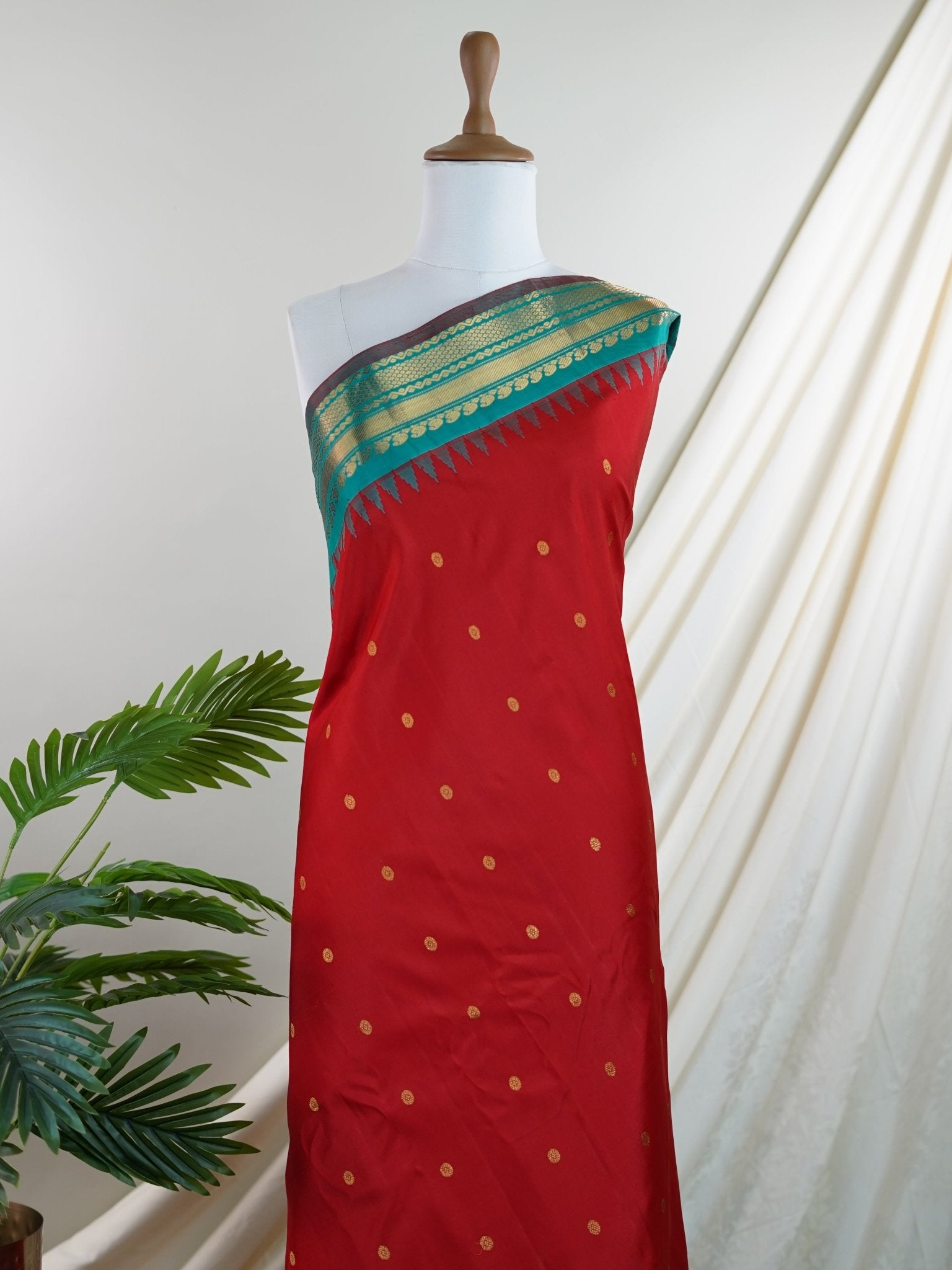 Gadwal Silk Red 100% Pure Silk  - Manoranjitham Weaves - Handloom Store