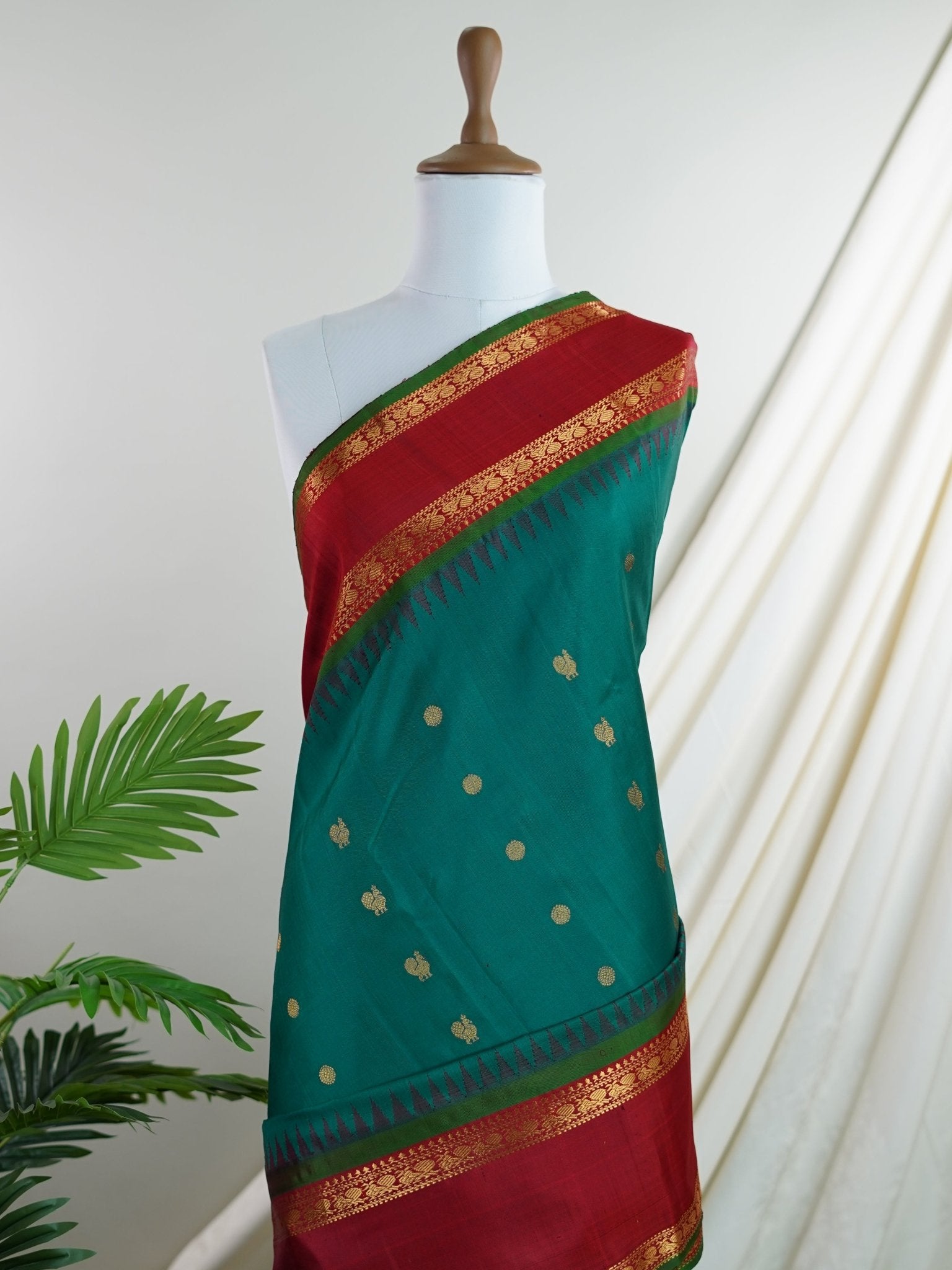 Gadwal Silk Green 100% Pure Silk  - Manoranjitham Weaves - Handloom Store