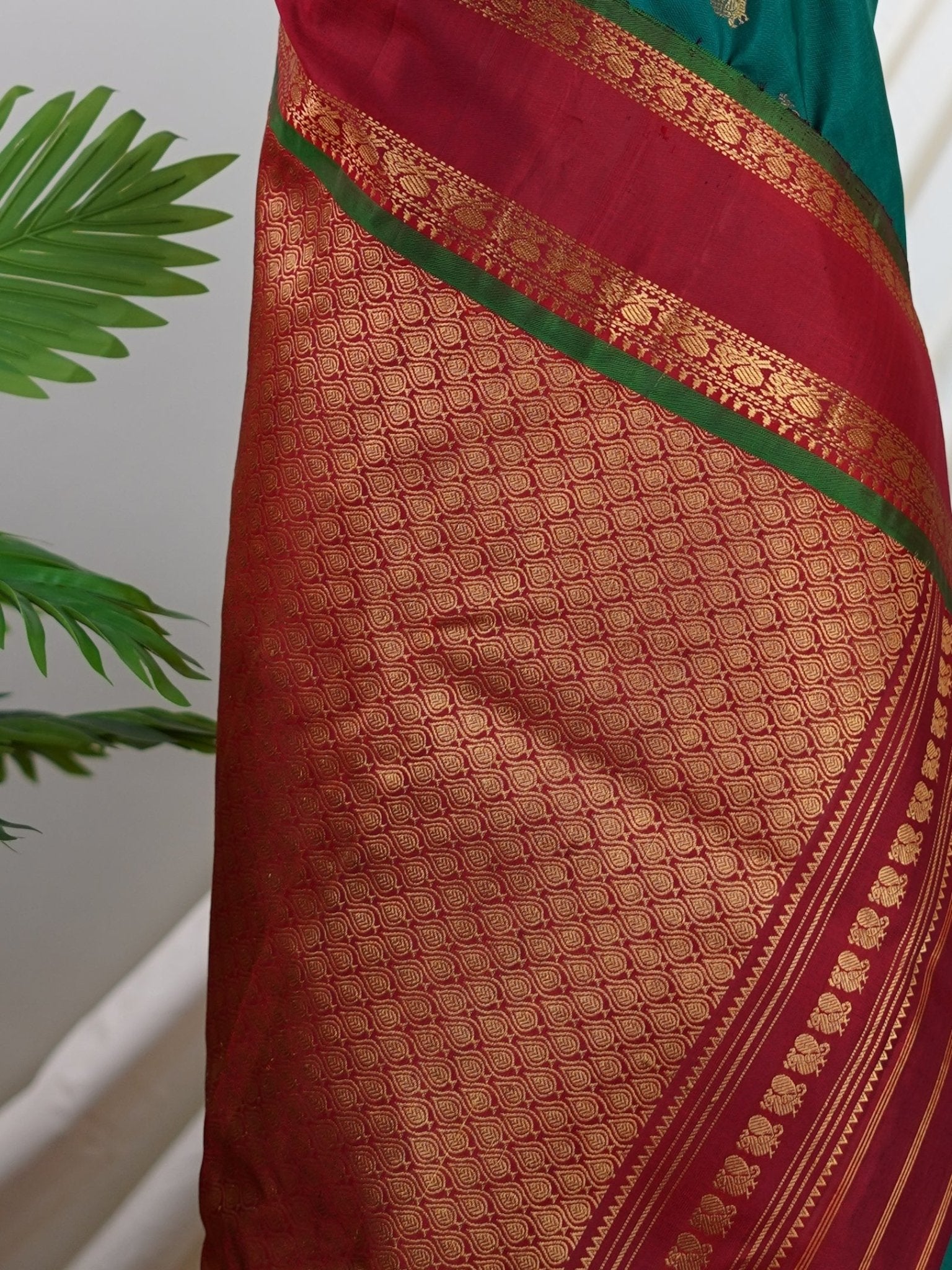 Gadwal Silk Green 100% Pure Silk  - Manoranjitham Weaves - Handloom Store
