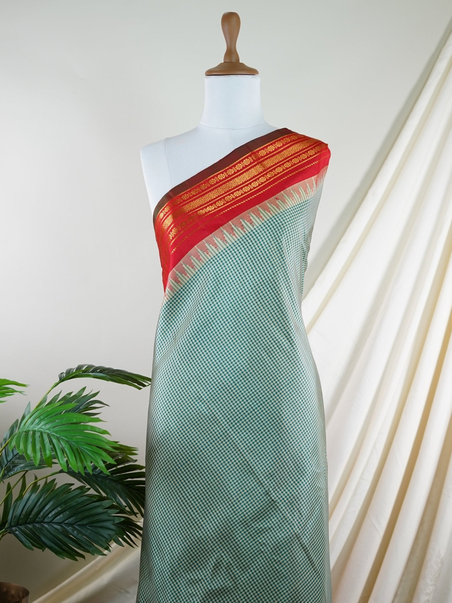 Gadwal Silk Green 100% Pure Silk  - Manoranjitham Weaves - Handloom Store