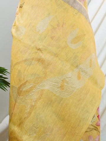 Linen Kora This Linen Kora silk saree, adorned in Yellow and detailed with nan weaving, reflects the grandeur of Maharashtra. The timeless Handwork motifs enhance its bridal charm. A perfect blend of luxury and tradition, it is designed for those who appreciate fine craftsmanship. Desha - Manoranjitham Weaves - Handloom Store