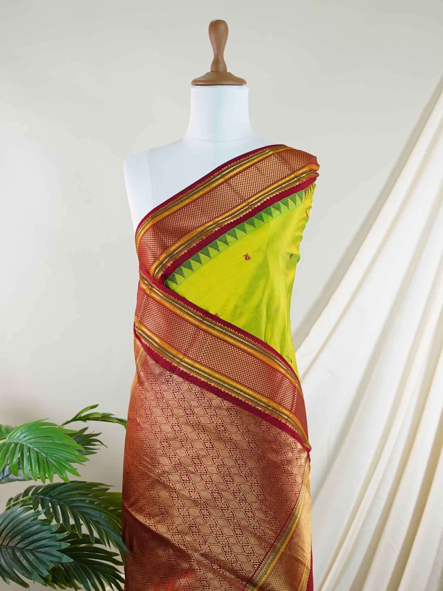 Narayanpet Parrot Green 100% Pure Silk  - Manoranjitham Weaves - Handloom Store
