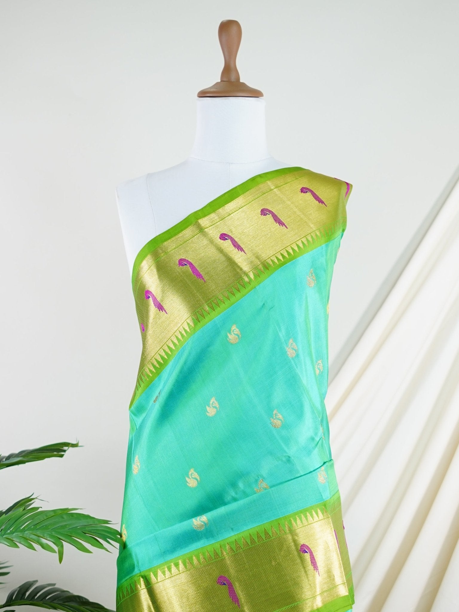 Venkatagiri Silk Green 100% Pure Silk  - Manoranjitham Weaves - Handloom Store