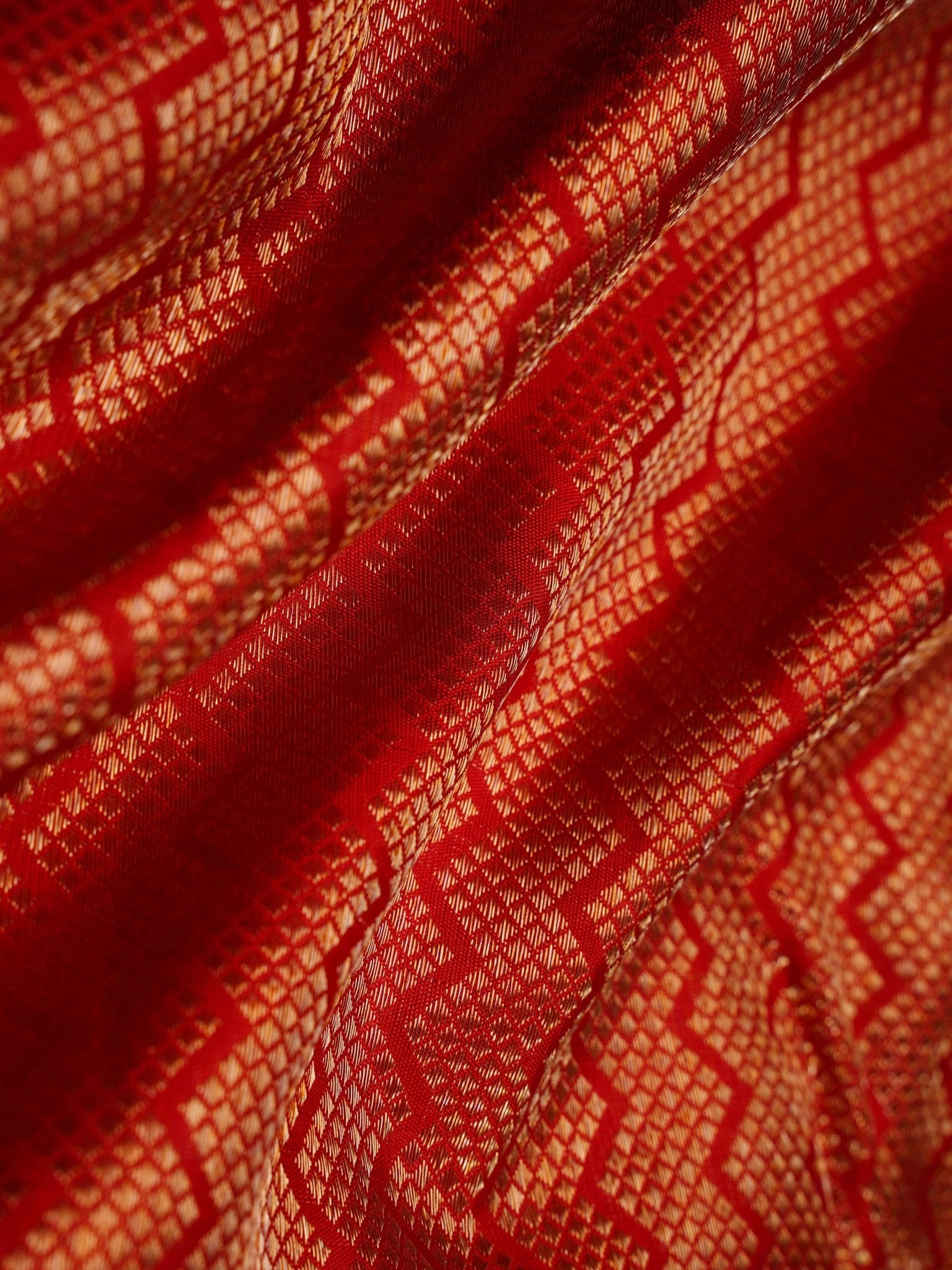 Kanchipuram Silk This 100% Pure Silk  silk saree, adorned in Red and detailed with Pure Zari weaving, reflects the grandeur of Maharashtra. The timeless Buttis motifs enhance its bridal charm. A perfect blend of luxury and tradition, it is designed for those who appreciate fine craftsmanship. Hemanta - Manoranjitham Weaves - Handloom Store