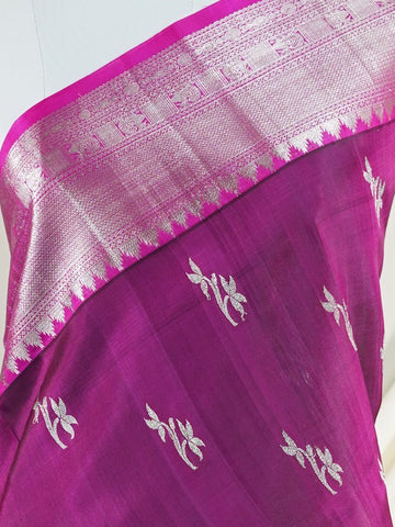 Venkatagiri Silk This 100% Pure Silk  silk saree, adorned in Maroon Pink and detailed with Pure Zari weaving, reflects the grandeur of Venkatagiri. The timeless Buttis motifs enhance its bridal charm. A perfect blend of luxury and tradition, it is designed for those who appreciate fine craftsmanship. Jaunpuri - Manoranjitham Weaves - Handloom Store