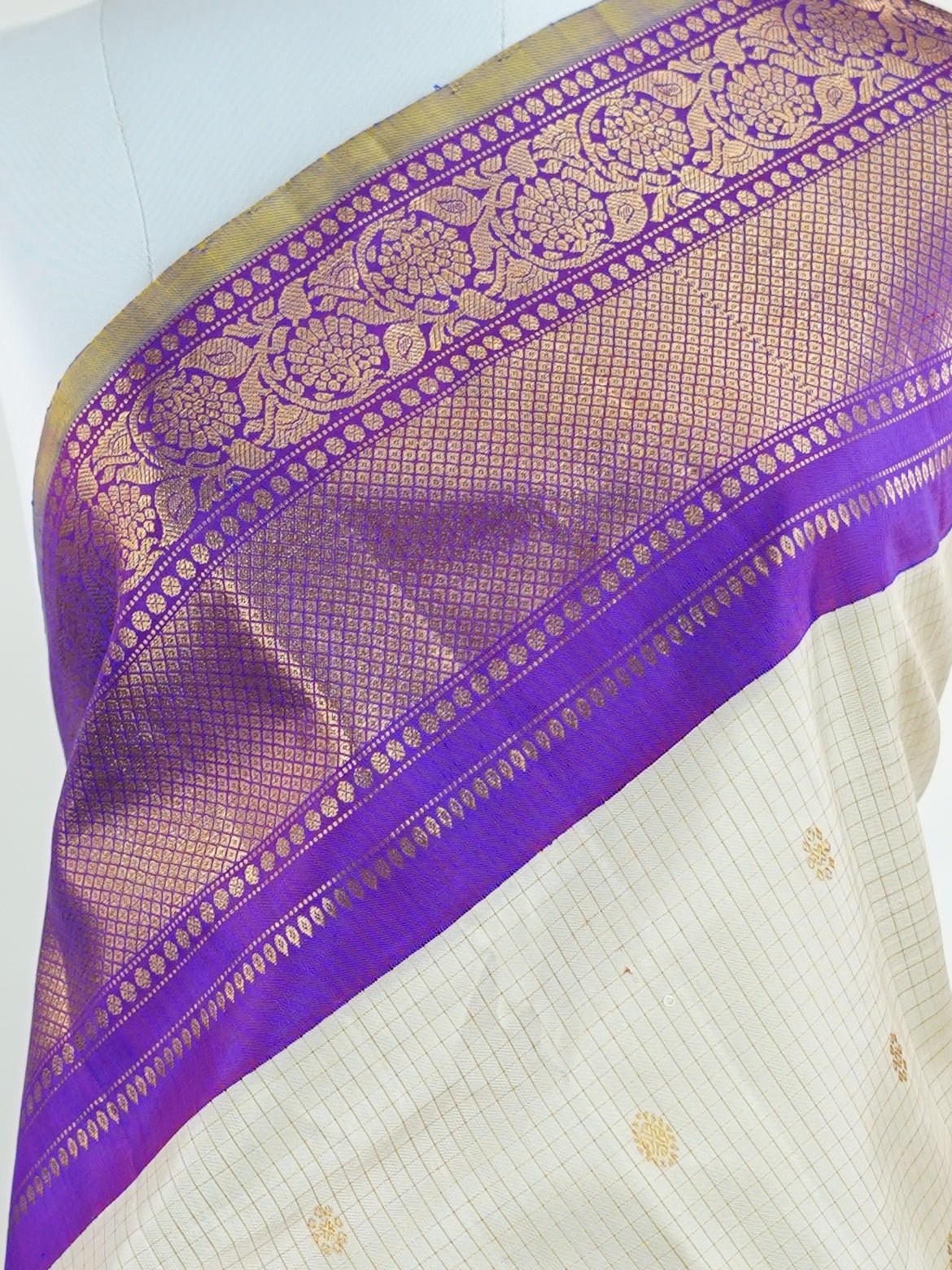 Gadwal Silk Ivory 100% Pure Silk  - Manoranjitham Weaves - Handloom Store