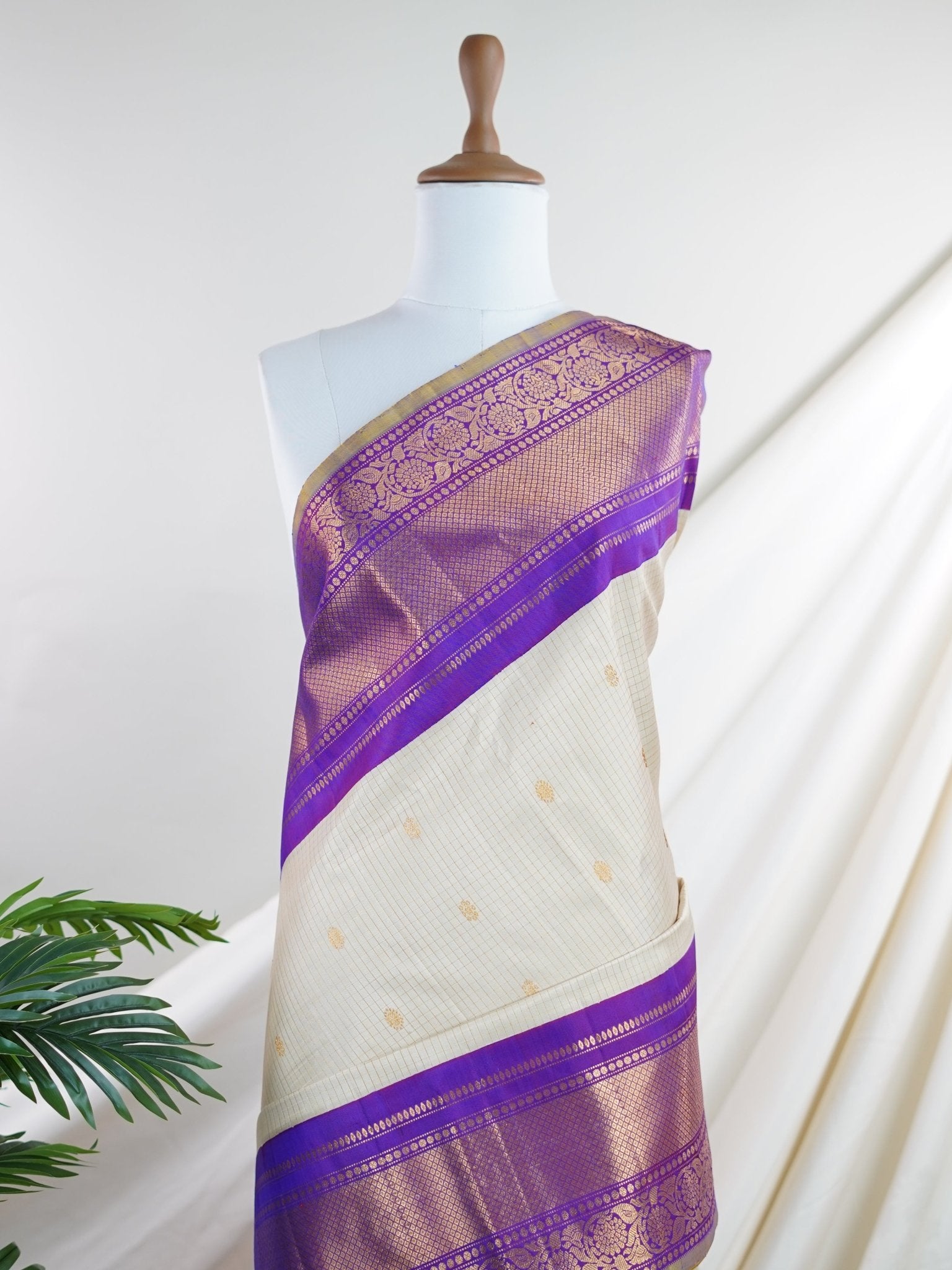 Gadwal Silk Ivory 100% Pure Silk  - Manoranjitham Weaves - Handloom Store