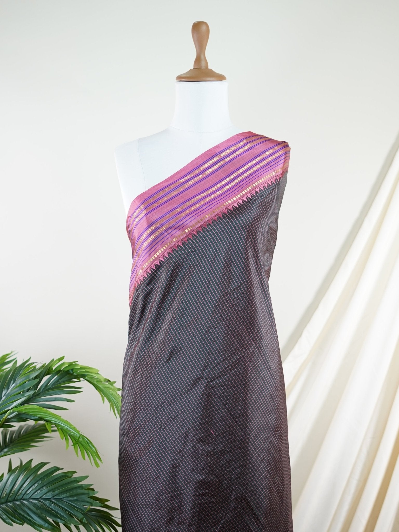 Narayanpet Black 100% Pure Silk  - Manoranjitham Weaves - Handloom Store