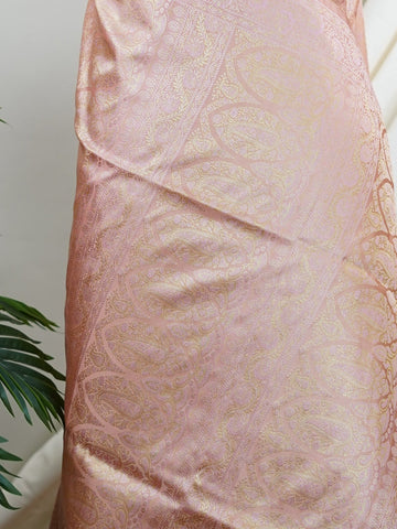 Katan Woven in Varanasi, this semi Mushru saree features the distinctive texture of iktara weave, blending subtle sheen with artisanal charm. Lightweight yet rich in detail, it offers effortless elegance for both traditional events and contemporary celebrations.
#SemiMushru #IktaraWeave #VaranasiSaree #TexturedElegance #HandloomTradition #Manoranjitham #ManoranjithamStyle Kanaka - Manoranjitham Weaves - Handloom Store