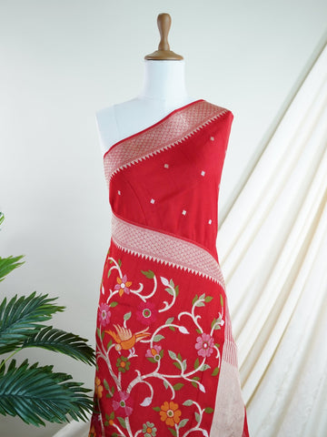 Georgette This Tussar Georgette saree from Varanasi brings together the textured richness of tussar silk with the fluid grace of georgette. Woven on a powerloom, it drapes light and airy, perfect for effortless elegance. Ideal for both day events and evening gatherings, it reflects quiet sophistication with a modern twist on tradition. Karpagam - Georgette Saree | Handwoven | Varanasi - Manoranjitham Weaves - Handloom Store