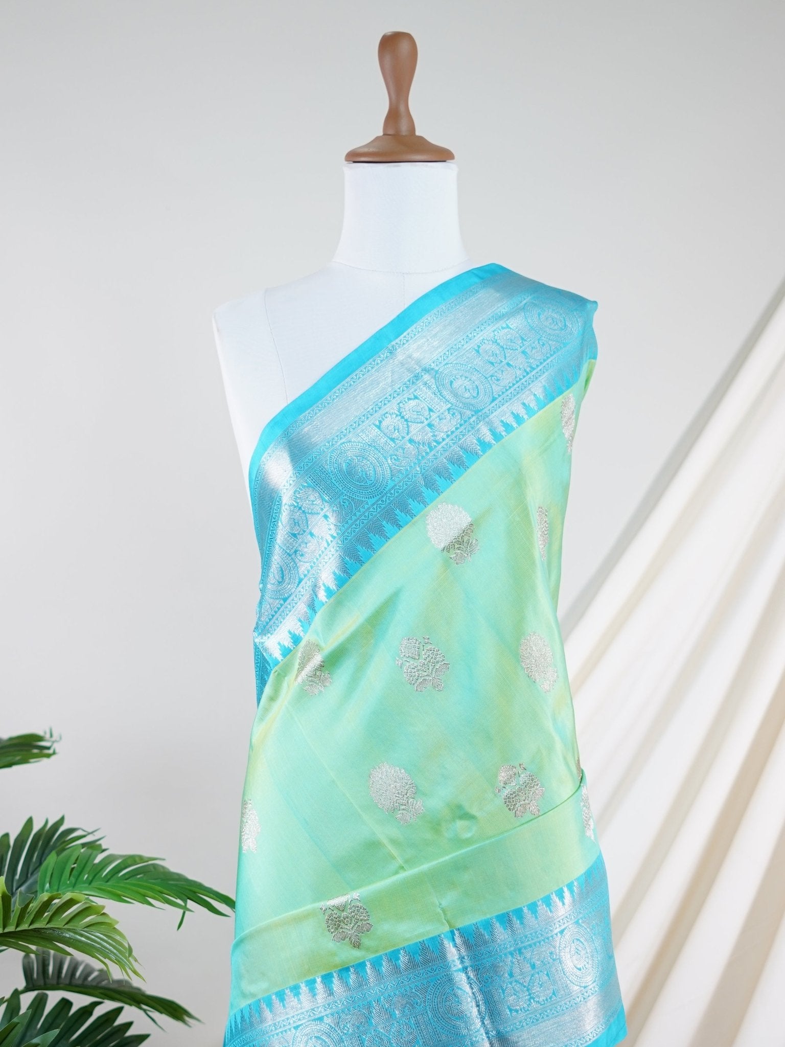 Venkatagiri Silk Freen 100% Pure Silk  - Manoranjitham Weaves - Handloom Store