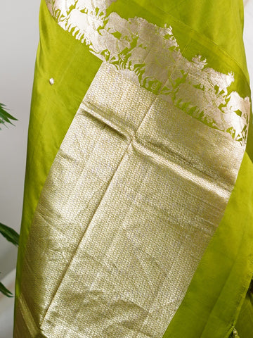 Katan A masterpiece from Varanasi, this Banarasi Katan saree in Pink is a tribute to India's rich handloom legacy. The nan weaving and nan motifs make it a perfect choice for brides and celebrations. Every thread speaks of elegance, tradition, and the skilled hands that bring this saree to life. Lalita - Pink Banarasi Katan Silk Saree | Woven Motifs - Manoranjitham Weaves - Handloom Store