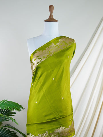 Katan A masterpiece from Varanasi, this Banarasi Katan saree in Pink is a tribute to India's rich handloom legacy. The nan weaving and nan motifs make it a perfect choice for brides and celebrations. Every thread speaks of elegance, tradition, and the skilled hands that bring this saree to life. Lalita - Pink Banarasi Katan Silk Saree | Woven Motifs - Manoranjitham Weaves - Handloom Store