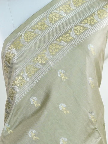 Venkatagiri Silk Woven in the heart of Andhra Pradesh, this Venkatagiri handloom saree is a symbol of regal elegance and heritage. Known for its soft texture and intricate craftsmanship, it drapes gracefully for weddings, pujas, and festive moments. Each thread carries tradition, making it a cherished piece of South Indian artistry. Lightweight yet luxurious — a true sree in every sense. Laya - Manoranjitham Weaves - Handloom Store
