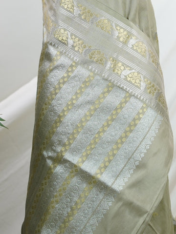 Venkatagiri Silk Woven in the heart of Andhra Pradesh, this Venkatagiri handloom saree is a symbol of regal elegance and heritage. Known for its soft texture and intricate craftsmanship, it drapes gracefully for weddings, pujas, and festive moments. Each thread carries tradition, making it a cherished piece of South Indian artistry. Lightweight yet luxurious — a true sree in every sense. Laya - Manoranjitham Weaves - Handloom Store