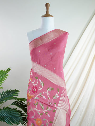 Georgette This exquisite Pink Georgette saree features delicate gold fine zari work accentuating elegant floral motifs throughout. Crafted meticulously on handloom in Varanasi, it measures 6.3 metres, perfect for graceful draping. Gentle care is recommended — hand wash or dry clean only to preserve its delicate beauty and intricate details. Lingasri - Pink Georgette Saree - Manoranjitham Weaves - Handloom Store