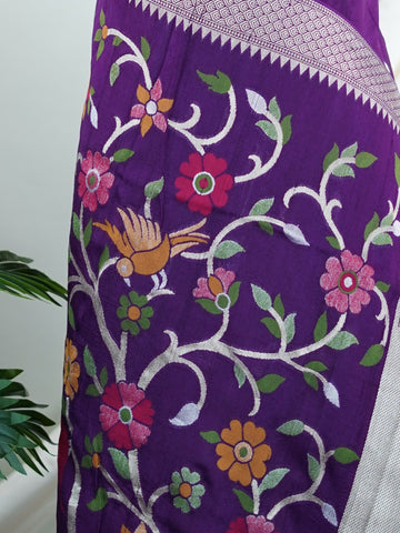 Georgette This Tussar Georgette saree from Varanasi brings together the textured richness of tussar silk with the fluid grace of georgette. Woven on a powerloom, it drapes light and airy, perfect for effortless elegance. Ideal for both day events and evening gatherings, it reflects quiet sophistication with a modern twist on tradition. Mallika - Georgette Saree | Handwoven | Varanasi - Manoranjitham Weaves - Handloom Store