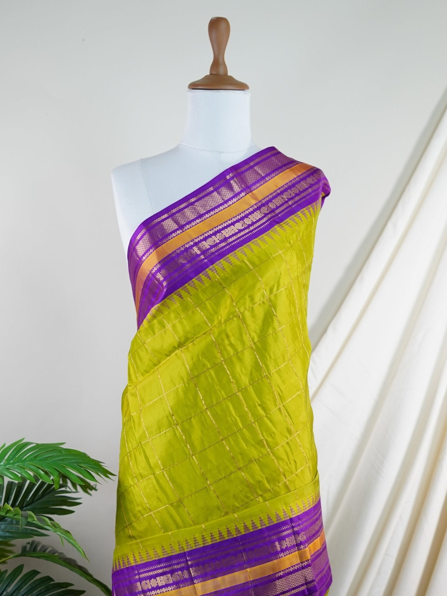 Gadwal Silk Green 100% Pure Silk  - Manoranjitham Weaves - Handloom Store
