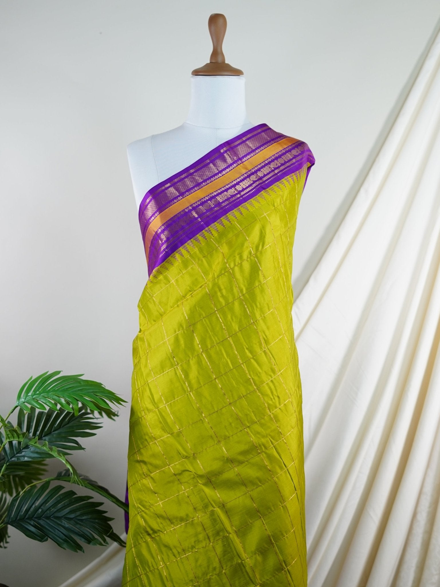 Gadwal Silk Green 100% Pure Silk  - Manoranjitham Weaves - Handloom Store