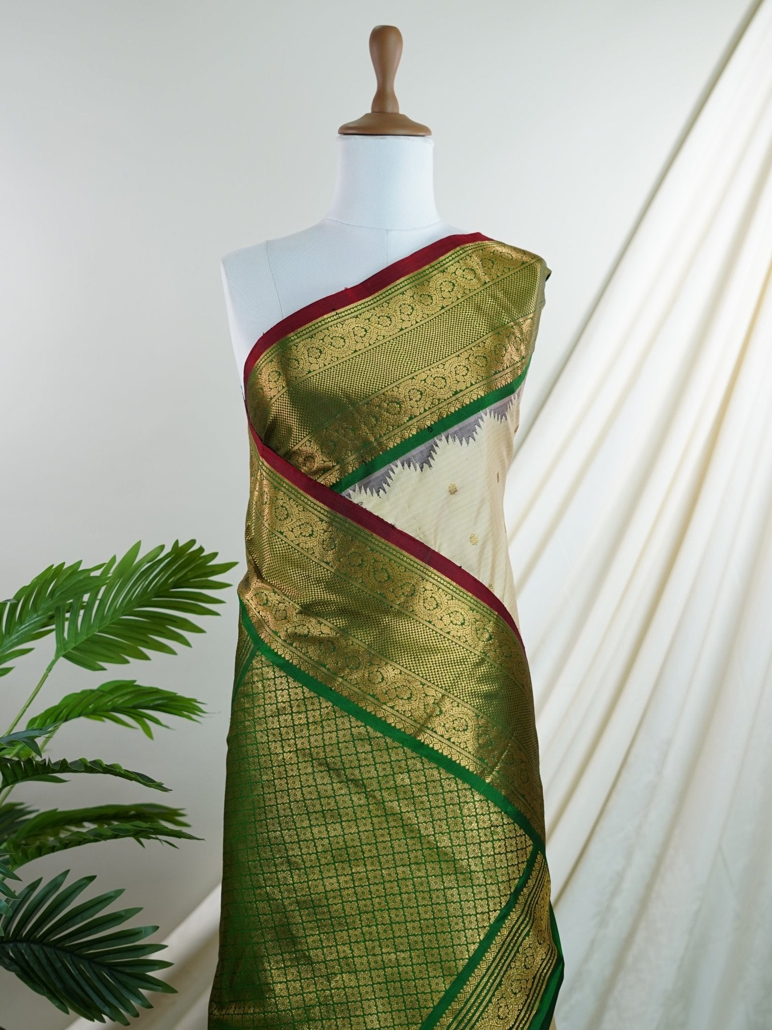 Gadwal Silk Dusty Oink 100% Pure Silk  - Manoranjitham Weaves - Handloom Store