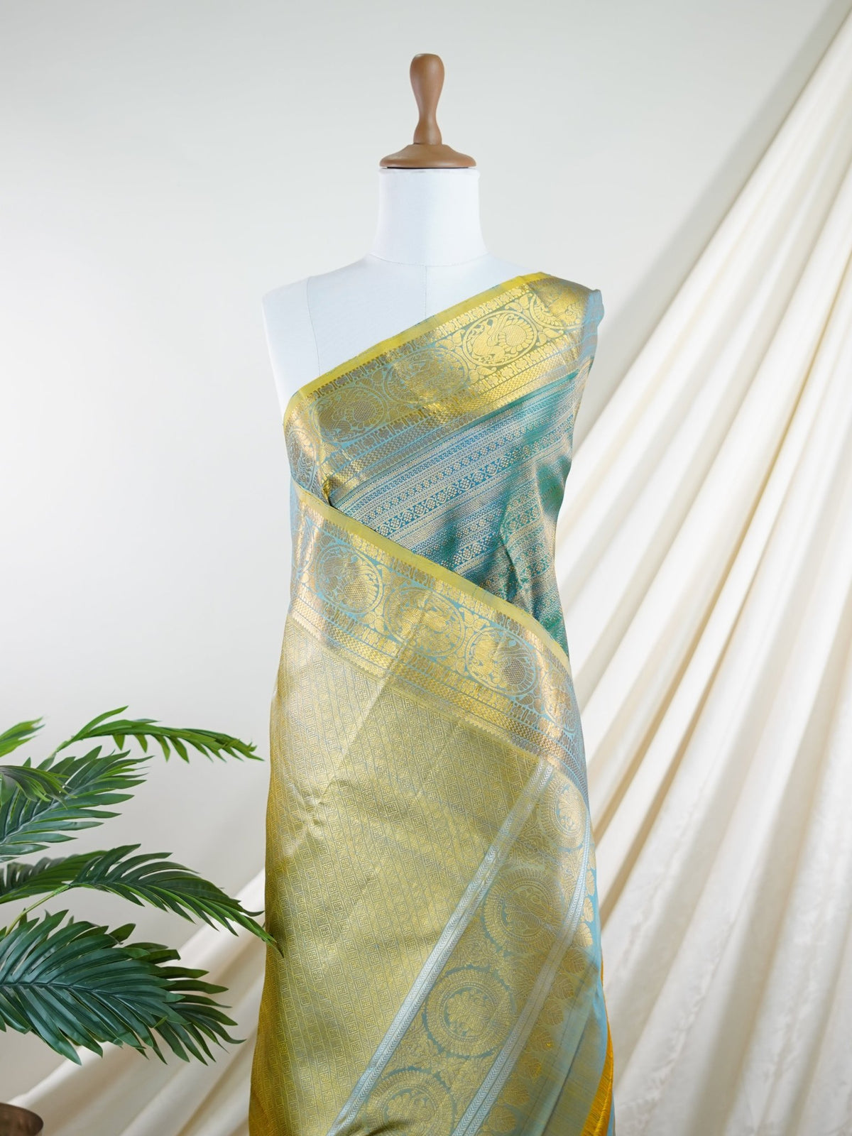 Kanchipuram Silk Green 100% Pure Silk  - Manoranjitham Weaves - Handloom Store