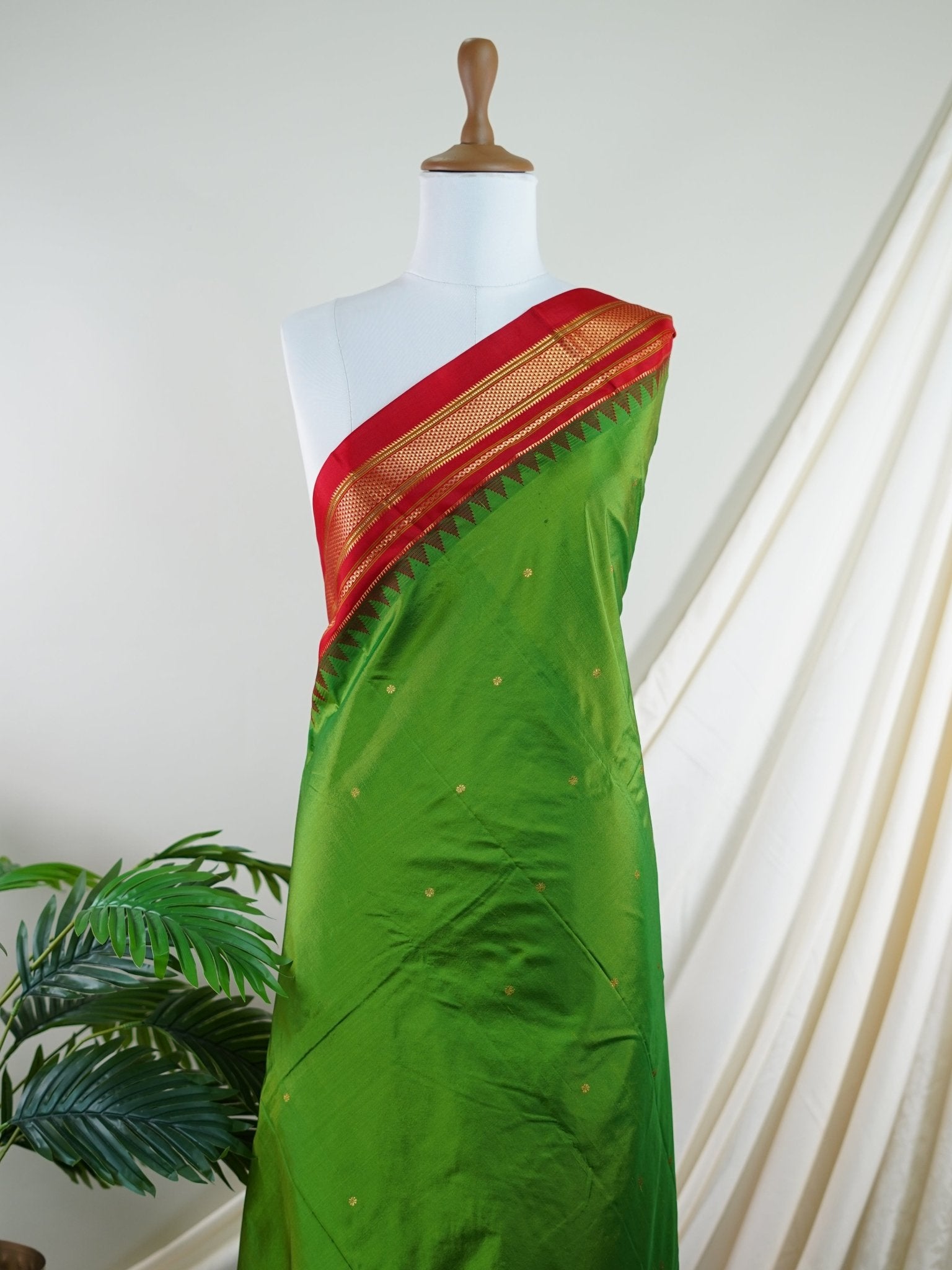 Narayanpet Green 100% Pure Silk  - Manoranjitham Weaves - Handloom Store