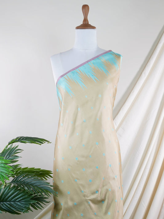 Gadwal Silk This Gadwal silk saree, adorned in Beige and detailed with Pure Zari weaving, reflects the grandeur of Gadwal. The timeless Buttis motifs enhance its bridal charm. A perfect blend of luxury and tradition, it is designed for those who appreciate fine craftsmanship. Ritigowla - Manoranjitham Weaves - Handloom Store