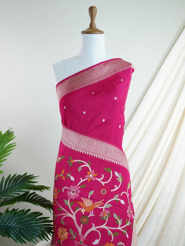 Georgette This Tussar Georgette saree from Varanasi brings together the textured richness of tussar silk with the fluid grace of georgette. Woven on a powerloom, it drapes light and airy, perfect for effortless elegance. Ideal for both day events and evening gatherings, it reflects quiet sophistication with a modern twist on tradition. Seethalakshmi - Georgette Saree | Handwoven | Varanasi - Manoranjitham Weaves - Handloom Store