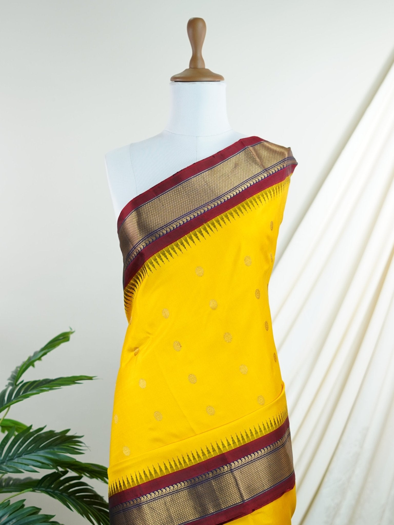Gadwal Silk Yellow 100% Pure Silk  - Manoranjitham Weaves - Handloom Store
