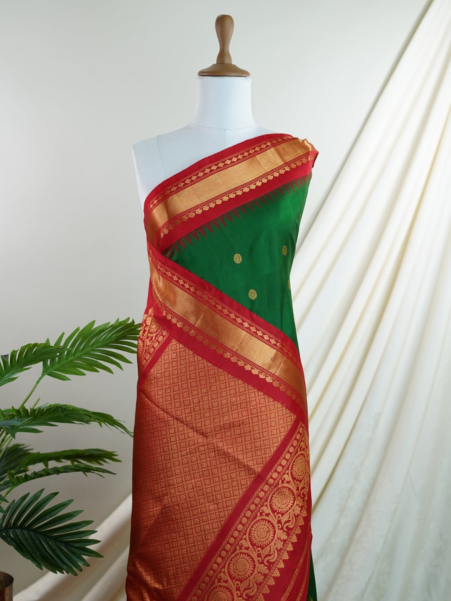 Gadwal Silk Green 100% Pure Silk  - Manoranjitham Weaves - Handloom Store