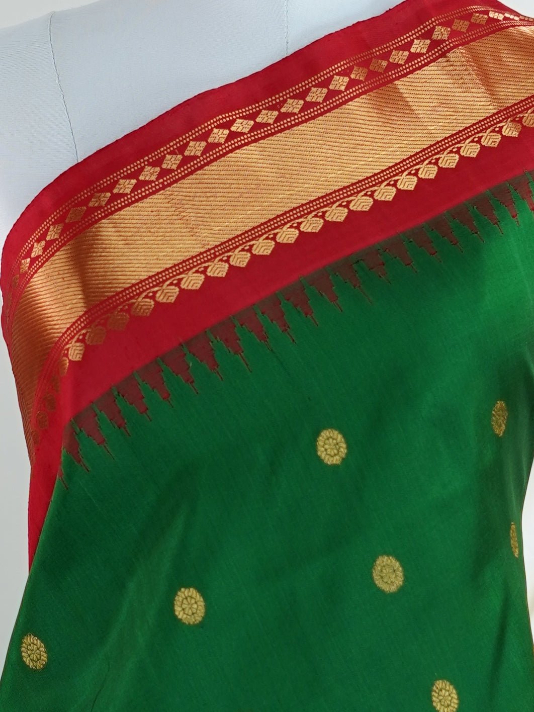 Gadwal Silk Green 100% Pure Silk  - Manoranjitham Weaves - Handloom Store