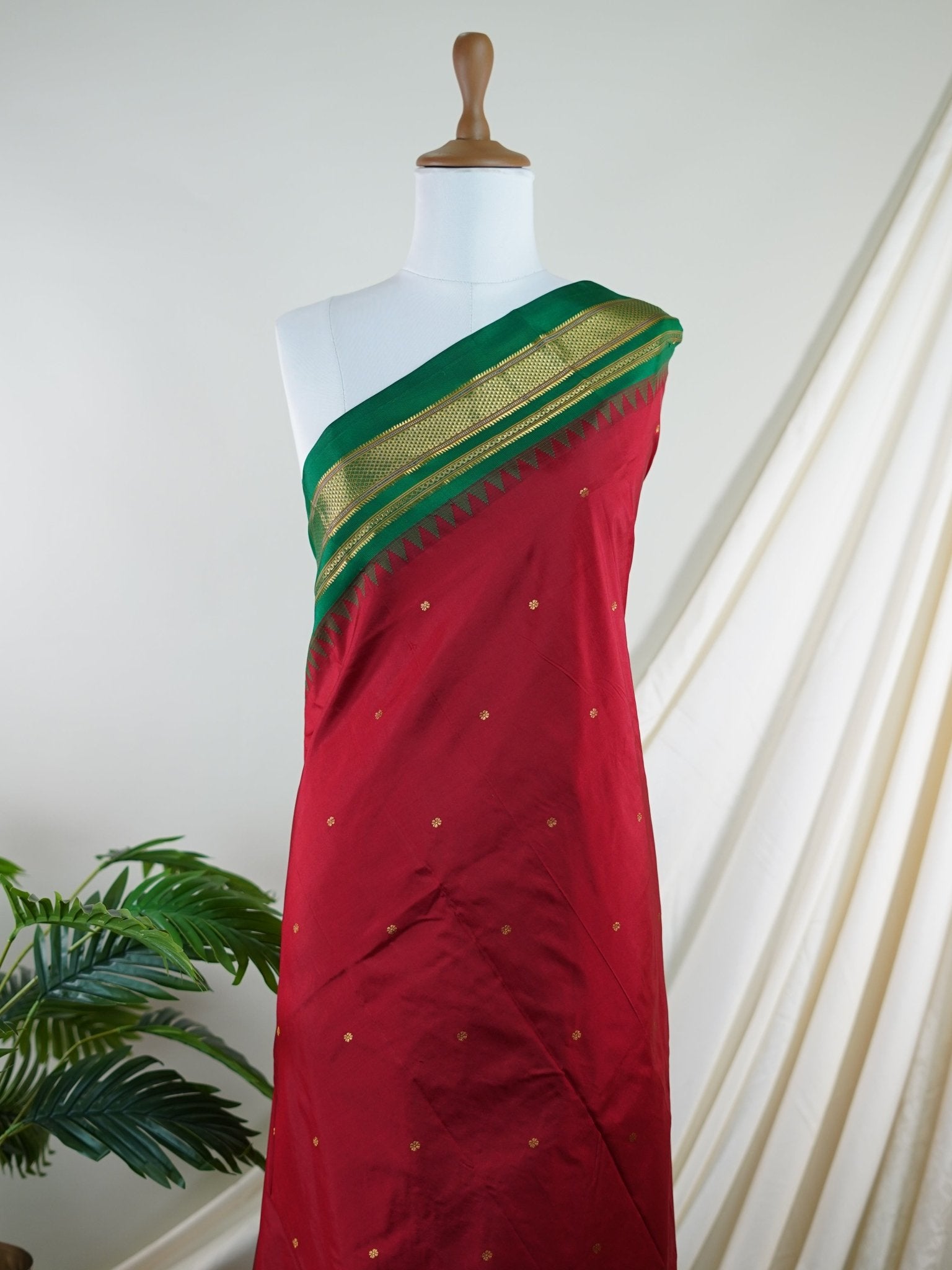 Narayanpet Maroon 100% Pure Silk  - Manoranjitham Weaves - Handloom Store