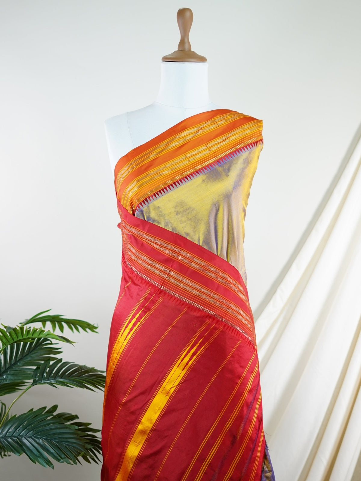 Narayanpet Puple Gold 100% Pure Silk  - Manoranjitham Weaves - Handloom Store